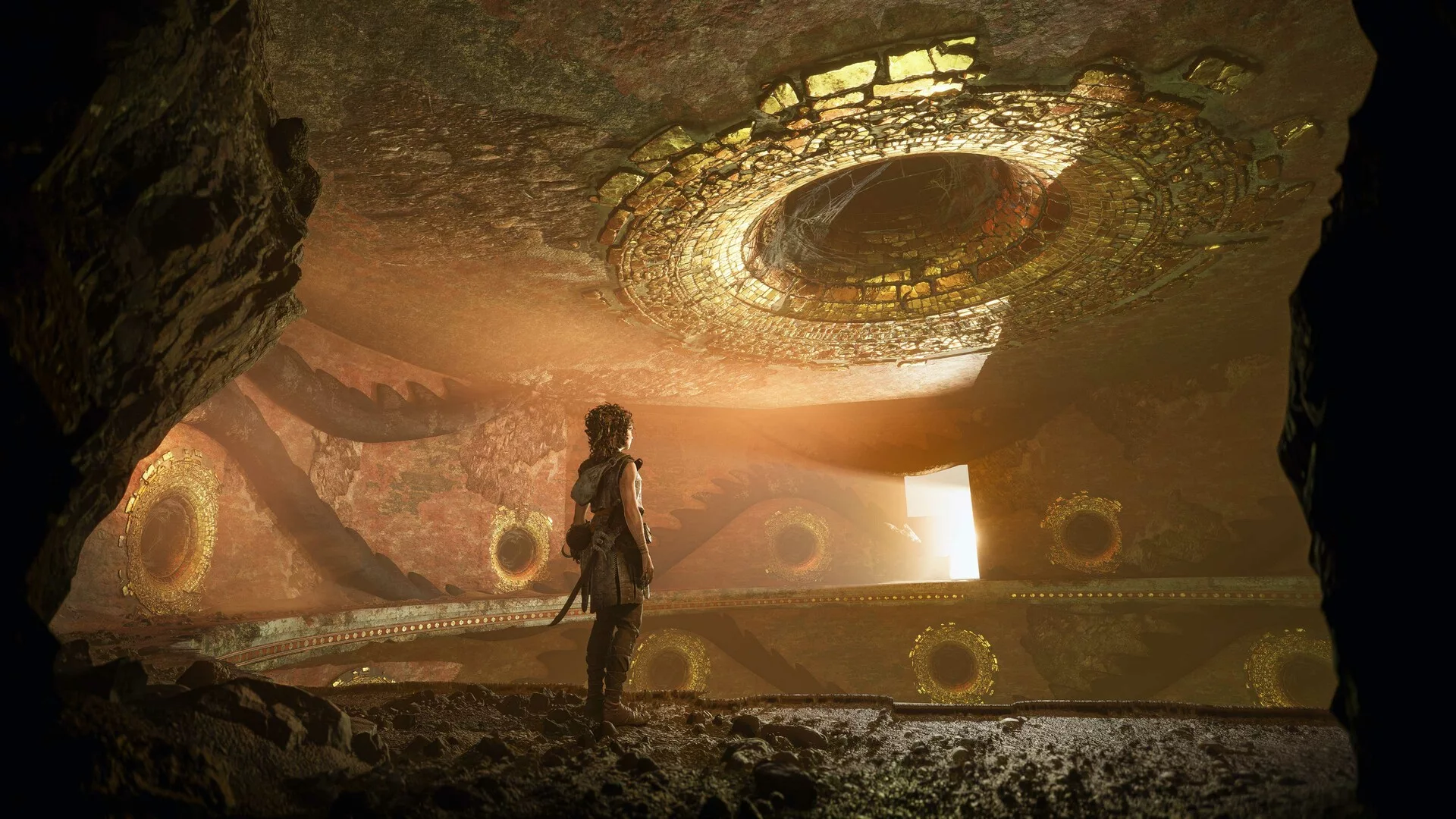 Sophia minuscule au seuil d'une immense salle souterraine minoenne, oculus doré au plafond et fresques rouges aux murs