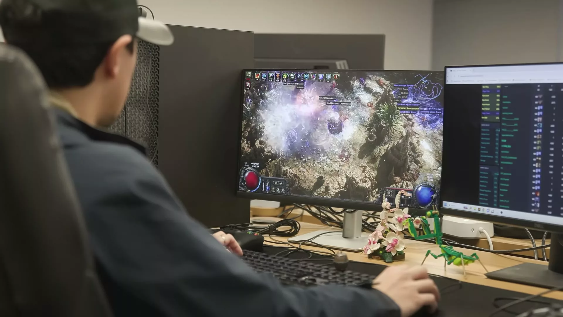 Développeur de Grinding Gear Games en playtest de Path of Exile 2, objets au sol avec noms affichés