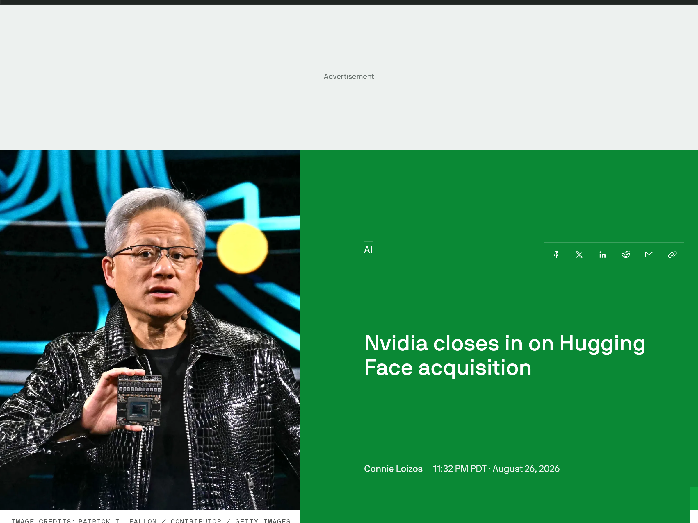 Le titre de TechCrunch, illustré par le patron de Nvidia tenant une puce sur scène