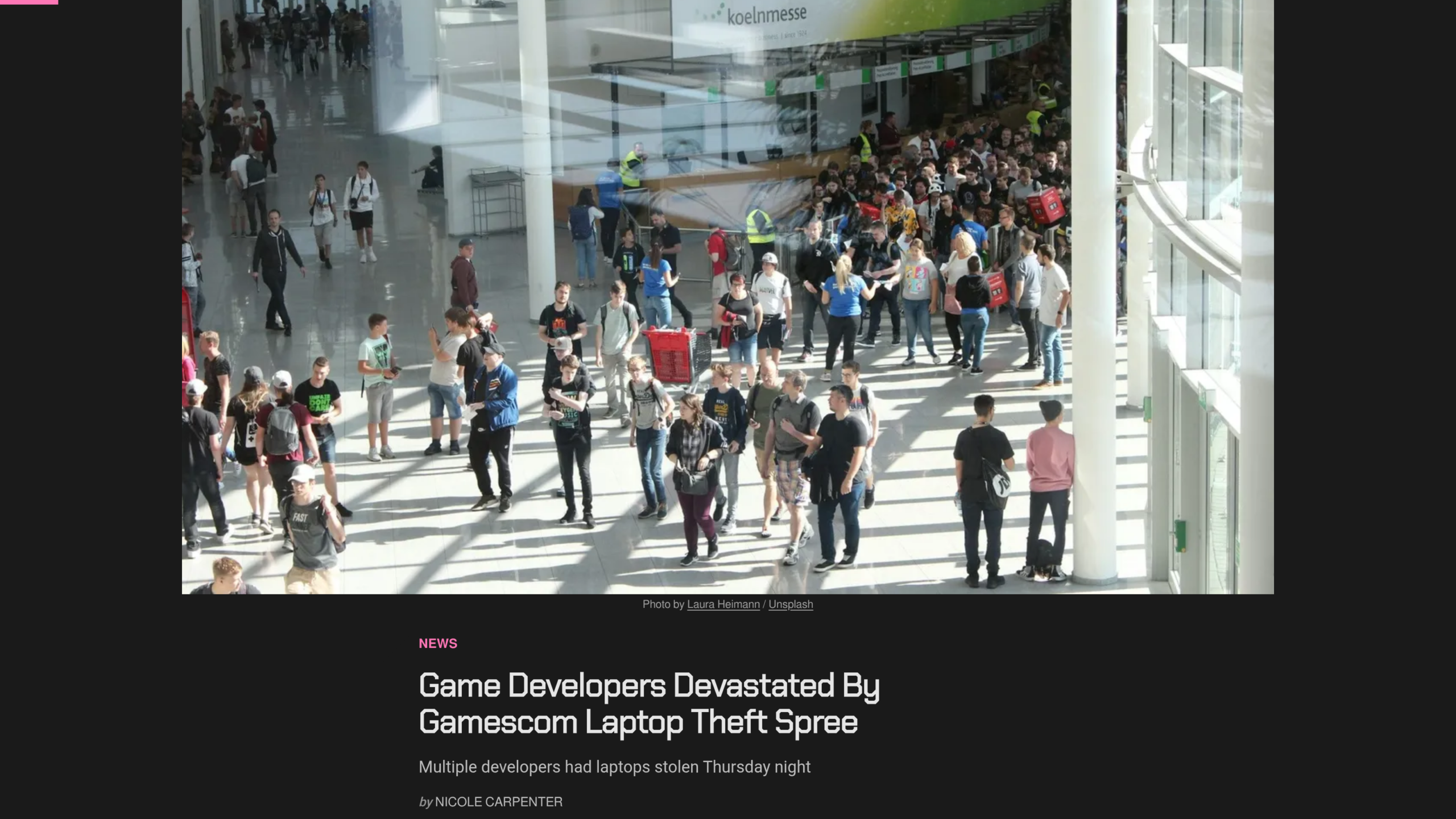 Une de l'article d'Aftermath titré Game Developers Devastated By Gamescom Laptop Theft Spree, signé Nicole Carpenter, surmontant une photo d'un hall bondé du parc des expositions de Cologne