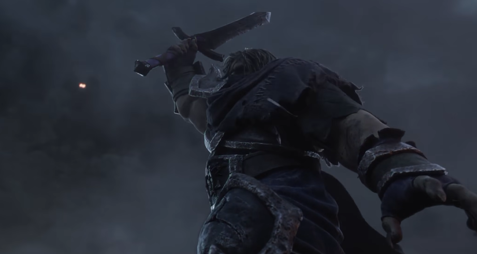 Guerrier en armure usée vu en contre-plongée, une épée levée au-dessus de la tête, sur un ciel d'orage gris