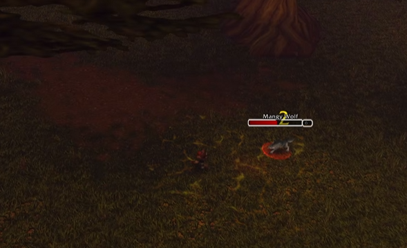 Capture de jeu sombre : un Mangy Wolf de niveau 2 avec sa barre de vie rouge, sur un sol d'herbe traversé de lueurs jaunes