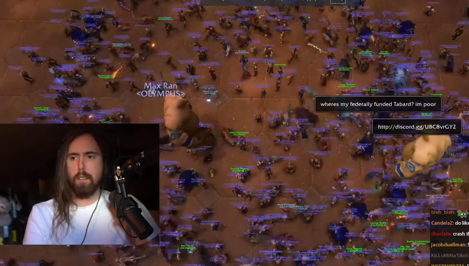 Vue de dessus de centaines de personnages de la guilde Olympus rassemblés, avec Asmongold en incrustation