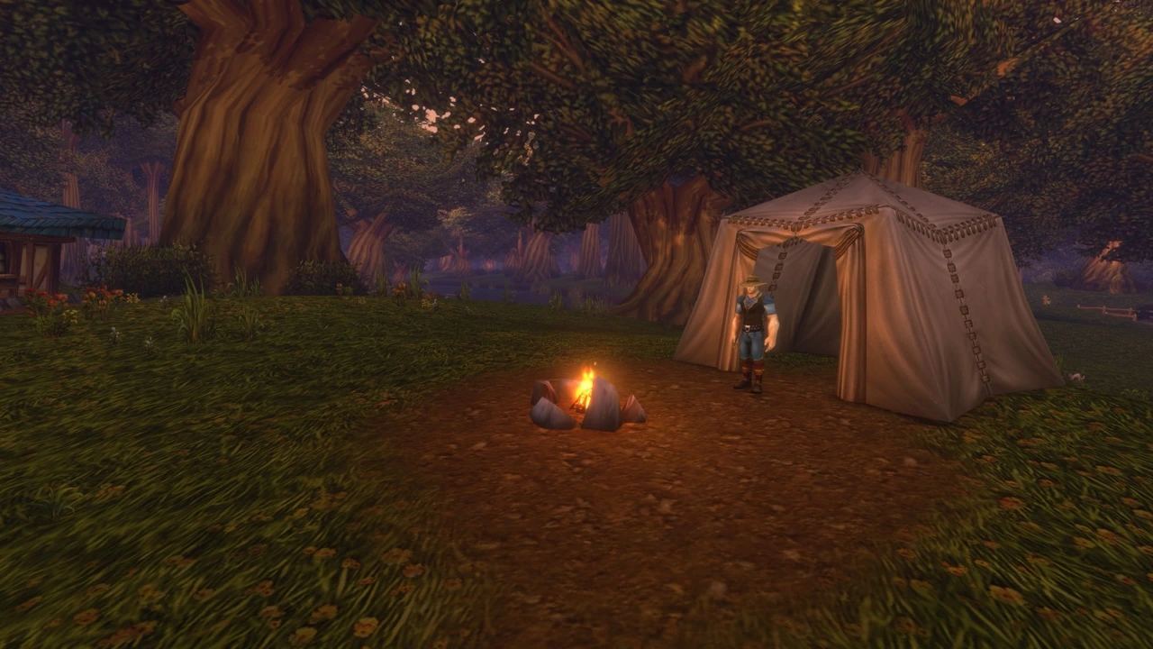 Personnage debout devant un feu de camp et une tente dans la forêt d'Elwynn