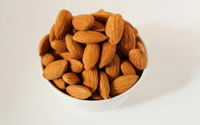 Petit bol rempli d'amandes