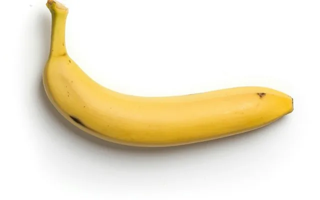 Une banane jaune sur fond blanc