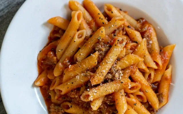Assiette de penne à la sauce bolognaise