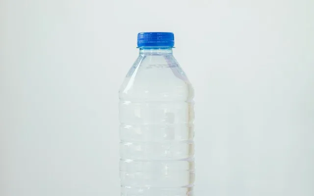 Bouteille d'eau en plastique transparente