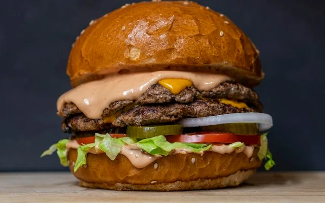 Cheeseburger double steak sur fond sombre
