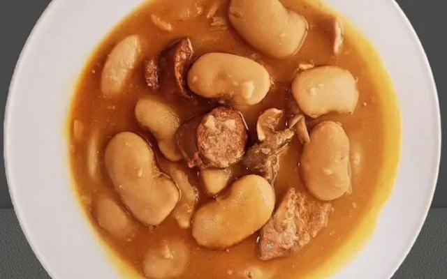 Ragoût de haricots blancs et de viande dans une assiette creuse