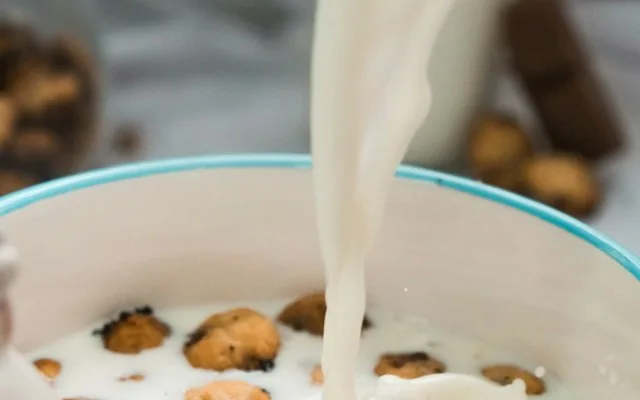 Lait versé dans un bol de céréales