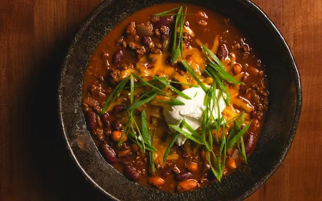 Bol de chili aux haricots rouges avec de la crème