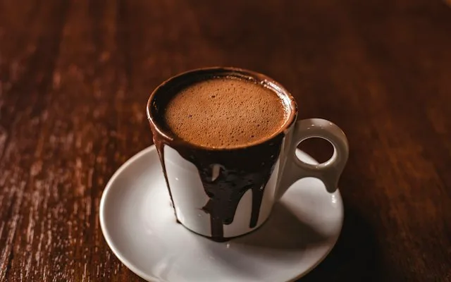 Tasse de chocolat chaud sur une soucoupe