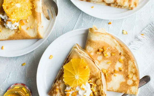 Crêpes pliées dans une assiette