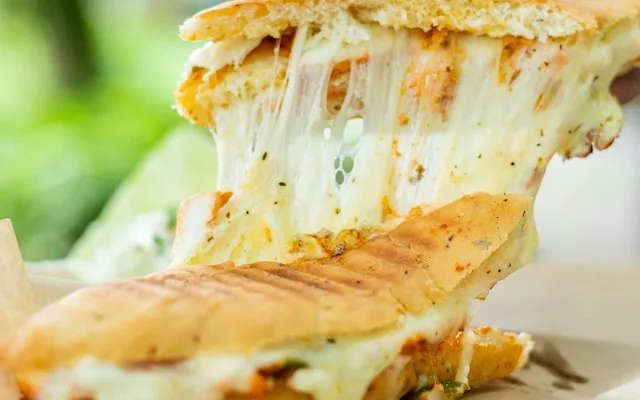 Sandwich grillé au fromage fondu qui file