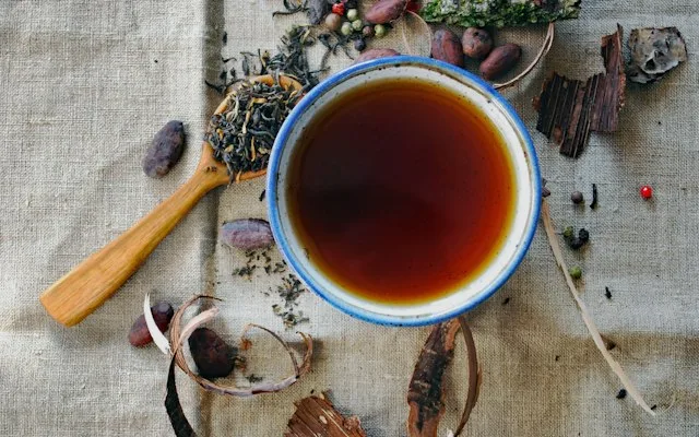 Tasse de tisane entourée de fleurs séchées