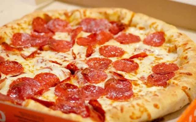 Pizza au pepperoni entière vue de dessus