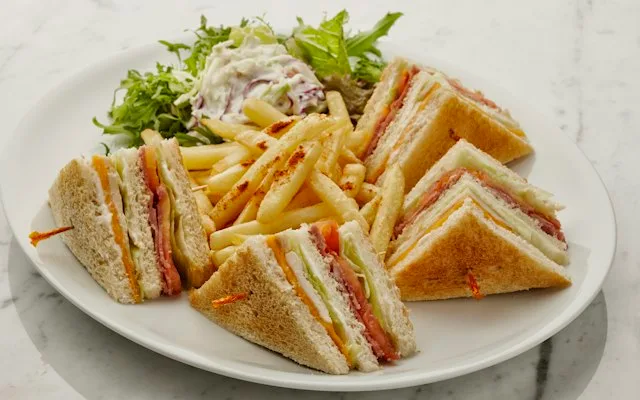 Sandwichs coupés en triangles sur une assiette
