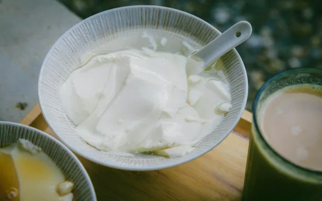 Bol de yaourt blanc avec une cuillère