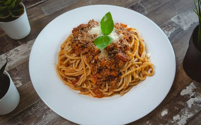 Assiette de spaghettis bolognaise