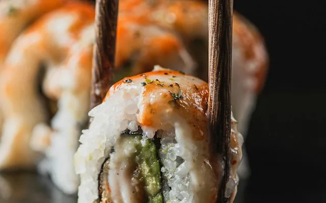 Baguettes qui attrapent un maki