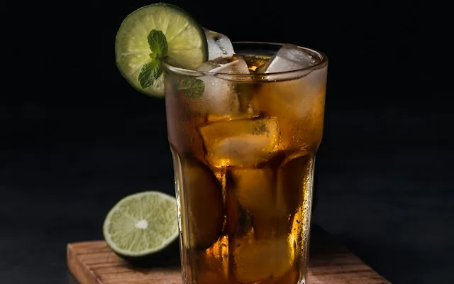 Verre de thé glacé avec des glaçons et du citron vert