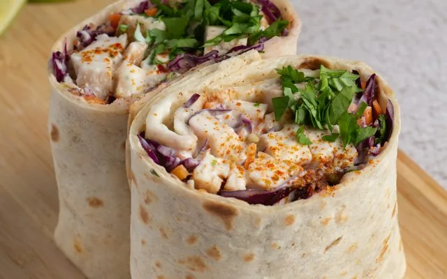 Deux wraps au poulet et aux crudités coupés en deux