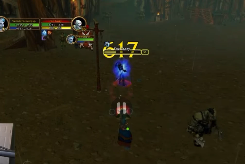 Capture en jeu : un mage entouré d'un halo bleu, le chiffre 617 en jaune au-dessus de la cible Foz Crazy, niveau 30, et les barres de vie en haut à gauche