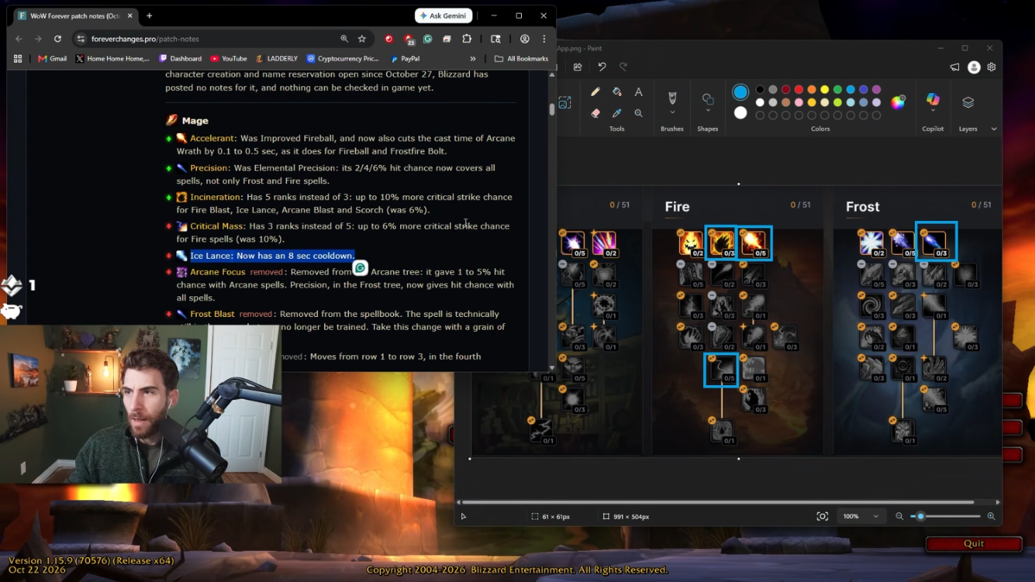 Venruki en webcam devant la page foreverchanges.pro, la ligne « Javelot de glace : a désormais 8 s de recharge » surlignée, à côté de l'arbre de talents du mage où il a encadré trois talents en bleu