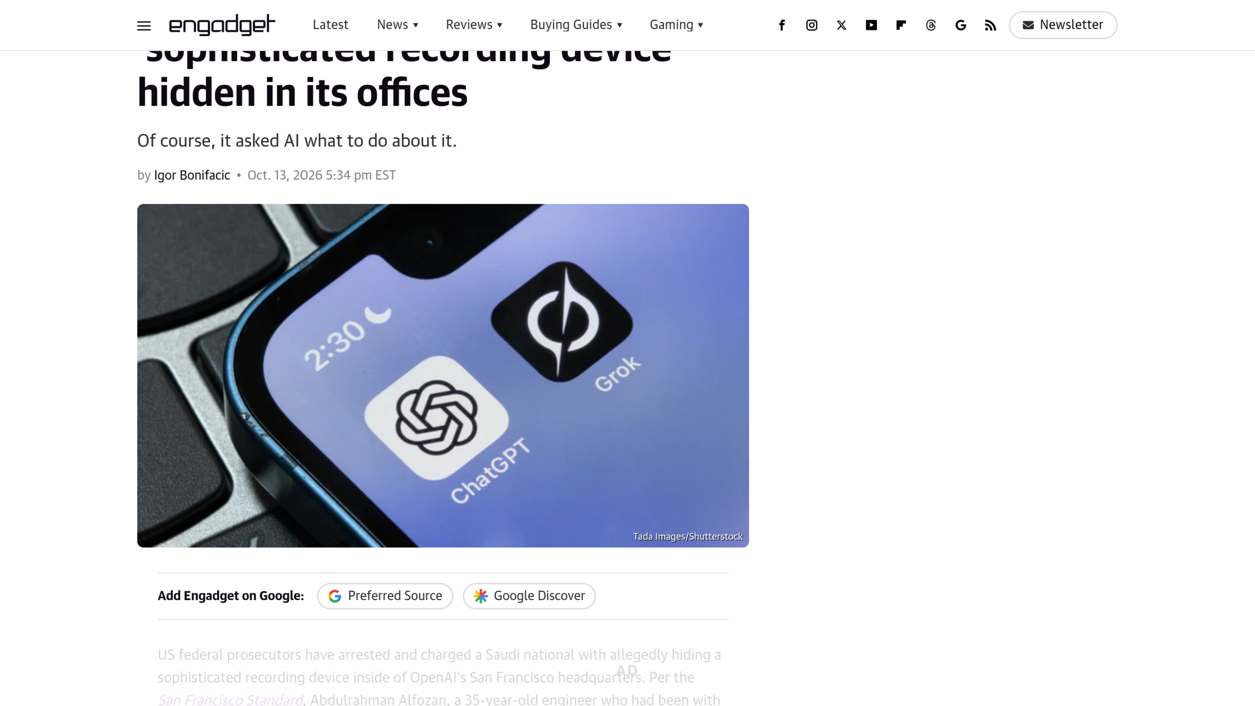 Page Engadget avec le titre sur un enregistreur sophistiqué caché dans des bureaux, le sous-titre Of course, it asked AI what to do about it, la signature d'Igor Bonifacic et la date du 13 octobre 2026, au-dessus d'une photo de deux icônes d'applications, ChatGPT et Grok, sur un téléphone