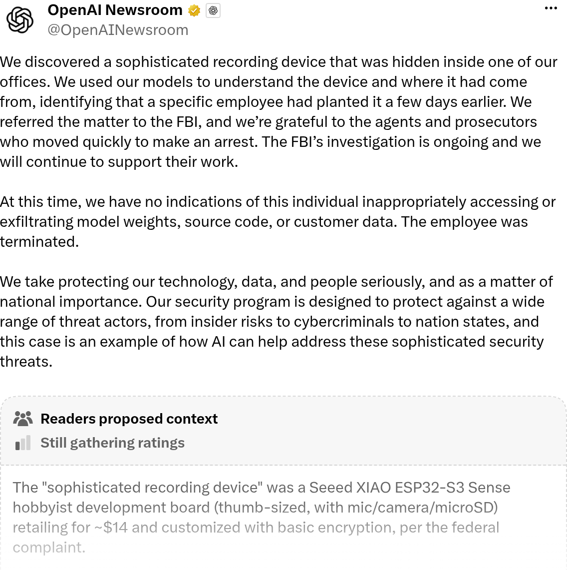 Message du compte OpenAI Newsroom sur X annonçant la découverte d'un appareil d'enregistrement caché, le renvoi au FBI et le licenciement de l'employé, suivi d'une note de contexte des lecteurs sur une carte de développement à 14 dollars, marquée comme en cours d'évaluation