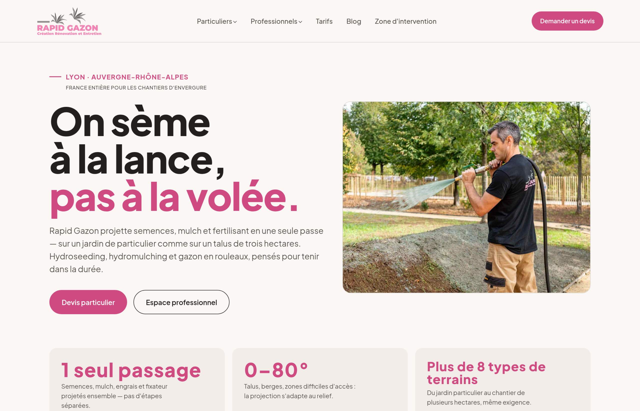 Page d'accueil du site Rapid Gazon avec le slogan « On sème à la lance, pas à la volée », une photo de projection du mélange sur un terrain, et trois chiffres : 1 seul passage, 0-80°, plus de 8 types de terrains