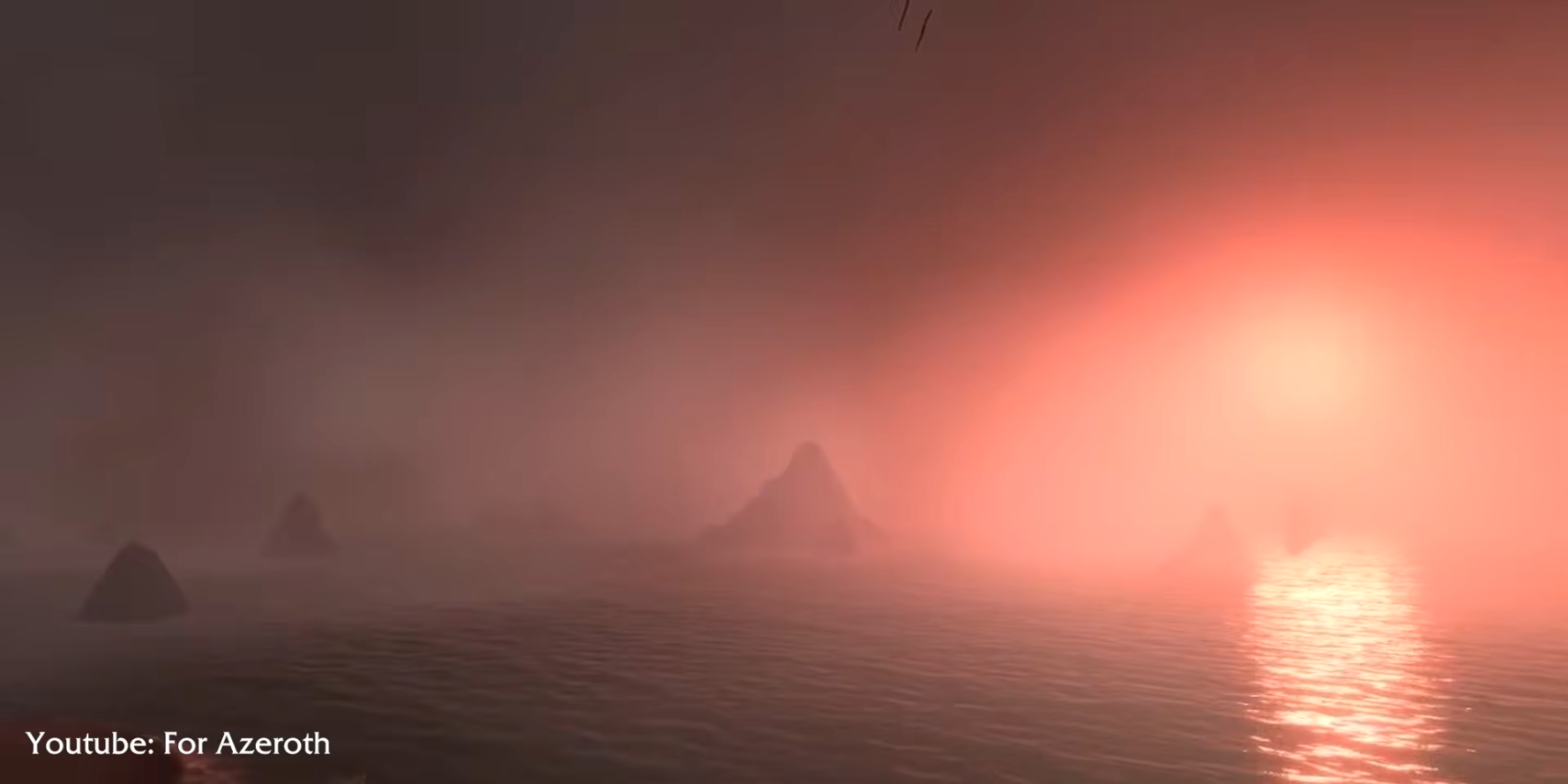 Mer couverte de brouillard rose au coucher du soleil, avec le reflet du soleil sur les vagues et des rochers au loin