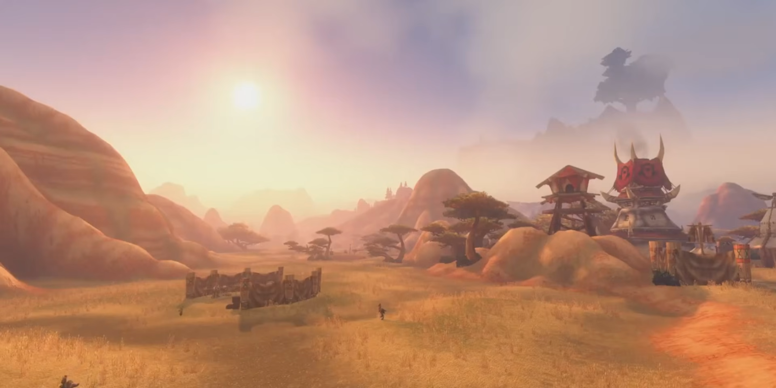 Plaine dorée des Tarides en plein soleil, avec une tour de la Horde à droite et un ciel blanchi par le halo lumineux