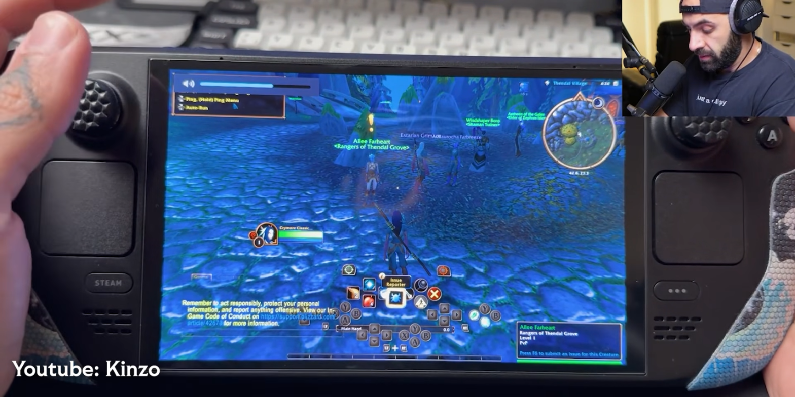 WoW Forever lancé sur une console Steam Deck tenue en main, au village de Thendal, avec un streamer en incrustation