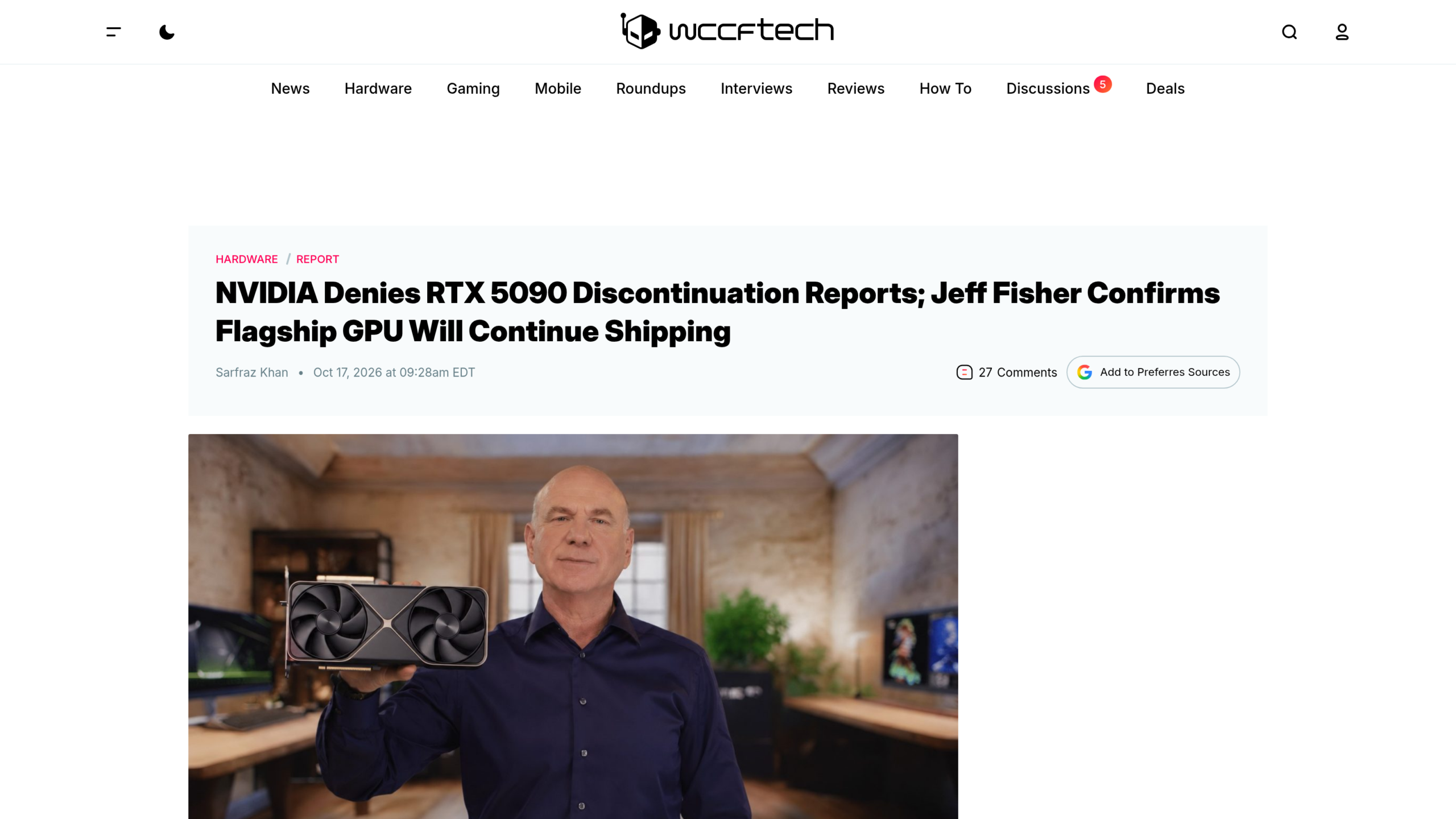 Article de Wccftech signé Sarfraz Khan le 17 octobre 2026, titré NVIDIA Denies RTX 5090 Discontinuation Reports, avec une photo d'un homme chauve en chemise sombre qui tient une carte graphique Founders Edition