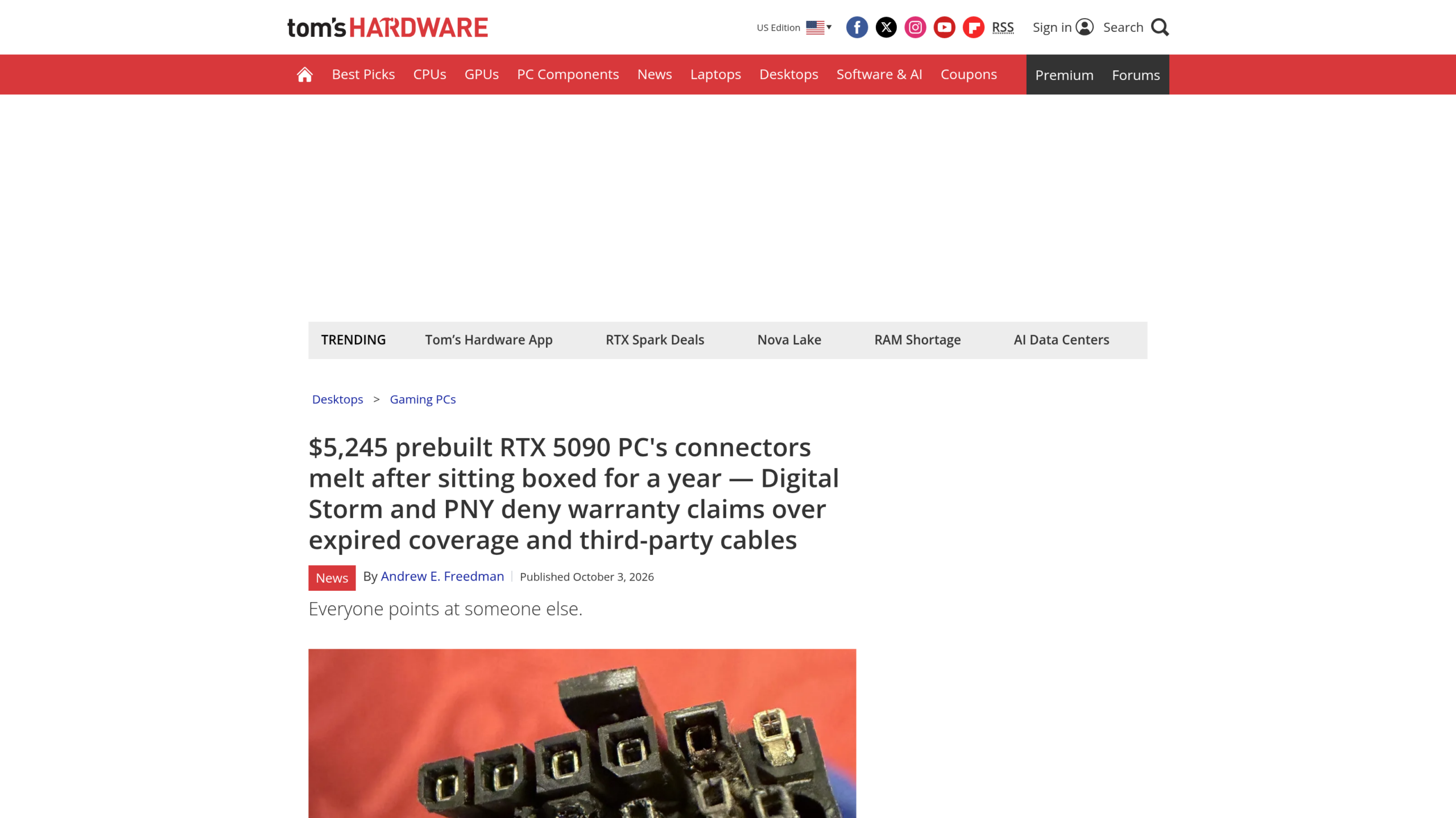Capture de la page de Tom's Hardware avec le titre sur le PC à 5 245 dollars aux connecteurs fondus, et la photo d'un bloc de contacts noirci
