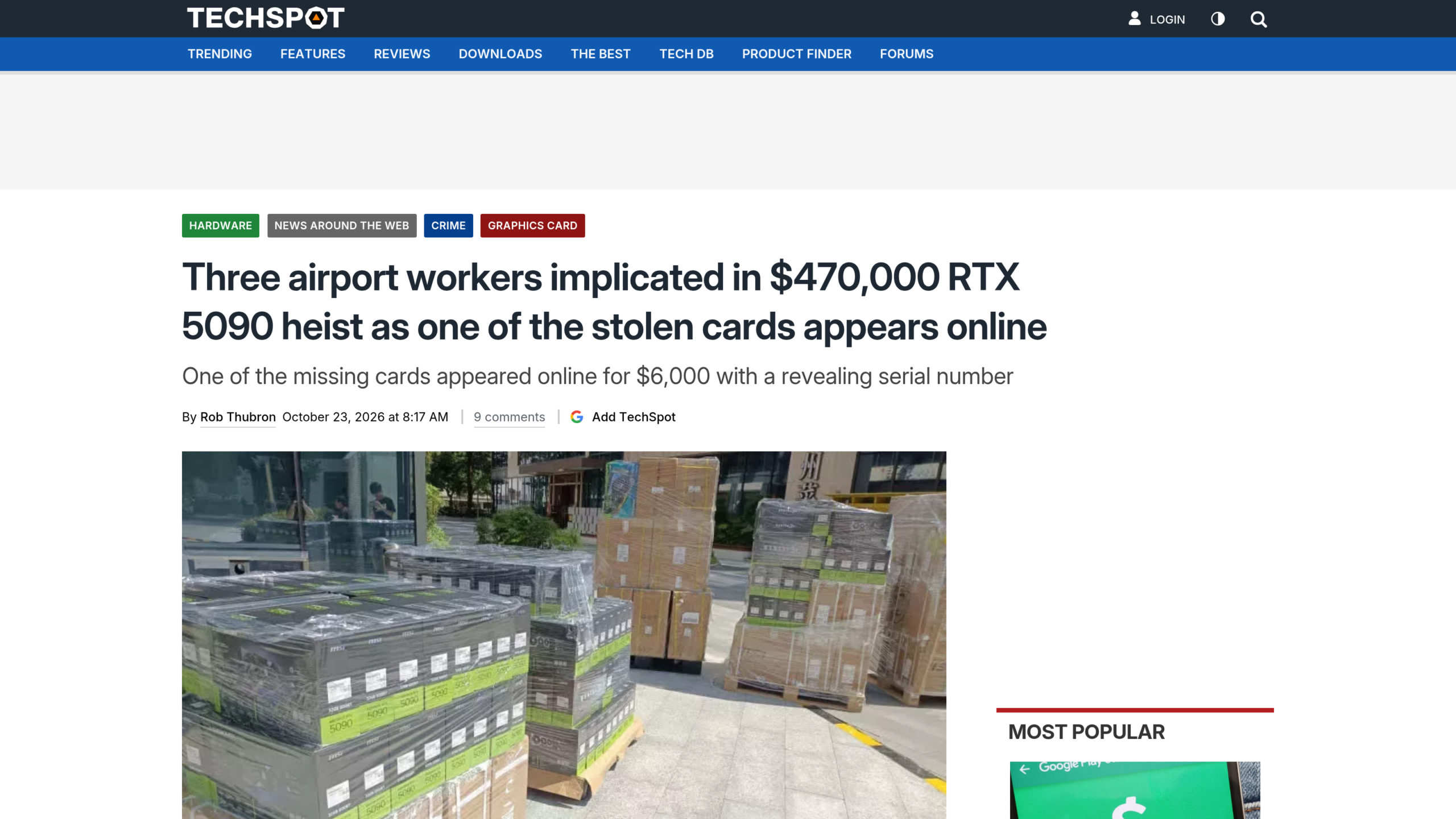 Article de TechSpot sur trois employés d'aéroport impliqués dans le vol de RTX 5090, avec des palettes de cartes graphiques sous film plastique