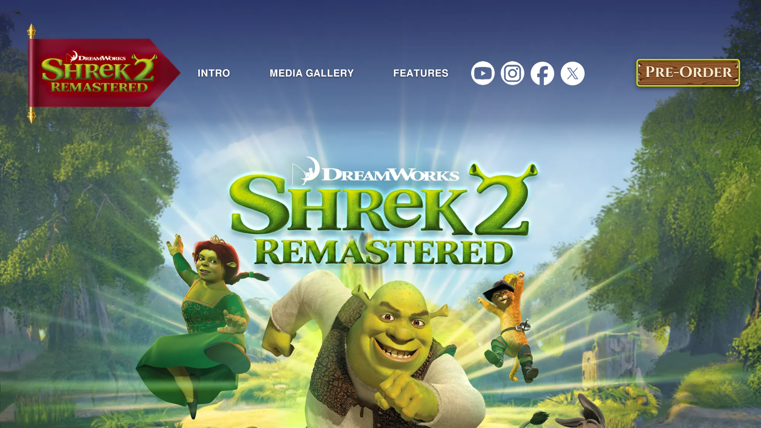 Page d'accueil du site officiel de Shrek 2 Remastered : Shrek court vers l'écran, Fiona saute à gauche et le Chat potté à droite, sous le logo du jeu et un bouton Pre-Order