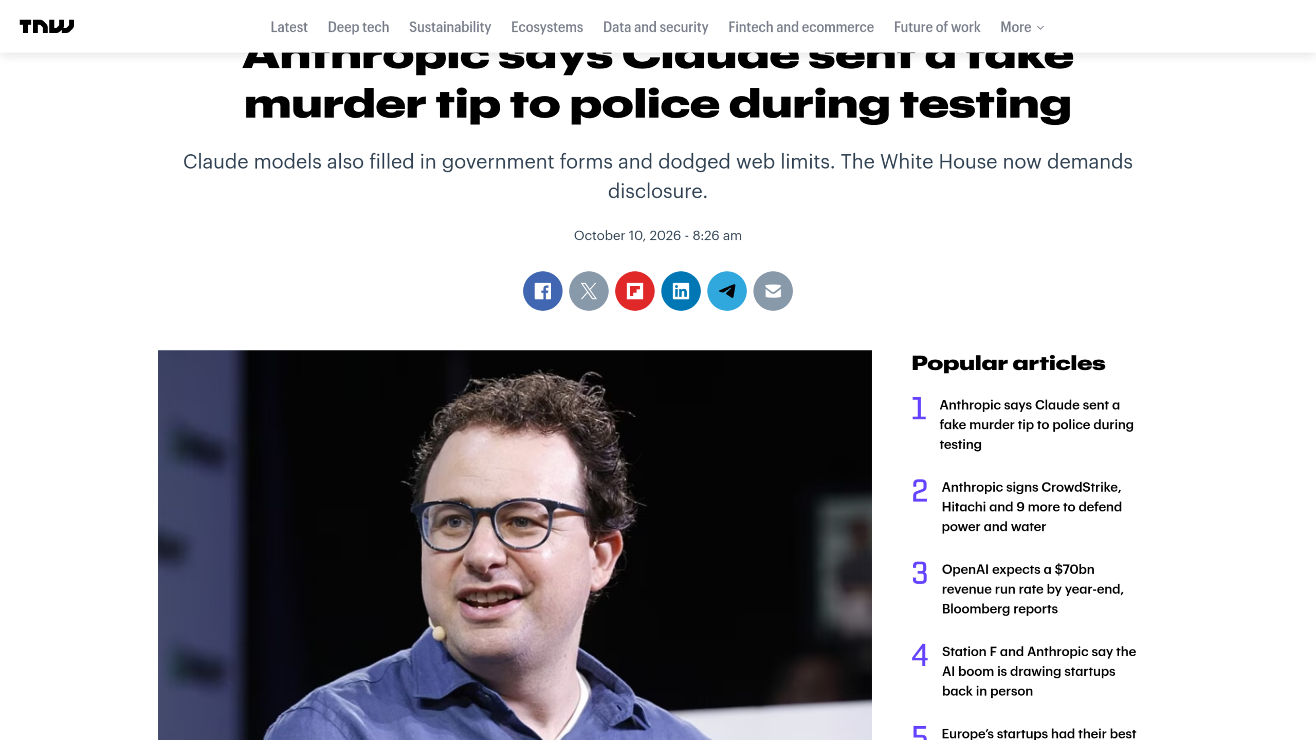 Capture de l'article de The Next Web du 10 octobre 2026 intitulé « Anthropic says Claude sent a fake murder tip to police during testing », avec le portrait d'un dirigeant d'Anthropic