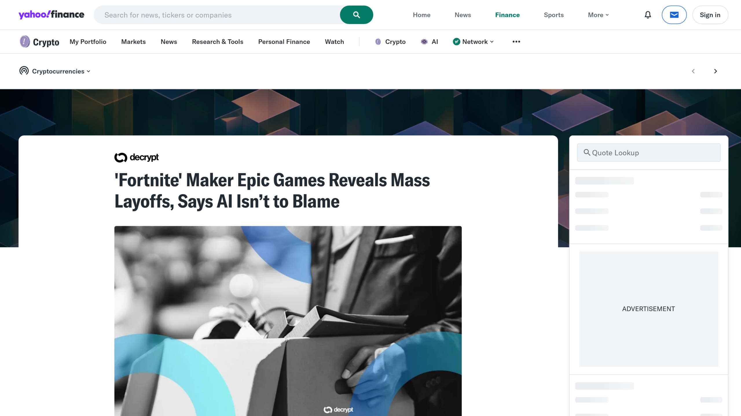 Article de Decrypt sur Yahoo Finance titré « Fortnite Maker Epic Games Reveals Mass Layoffs, Says AI Isn't to Blame », illustré par un employé portant un carton