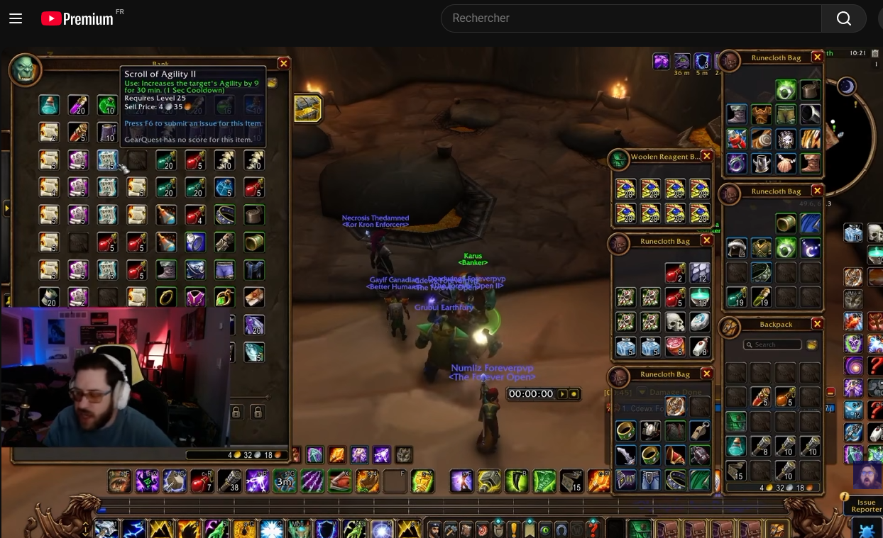 Le banquier d'Orgrimmar dans le clip de Cdew, avec la banque et les sacs remplis de parchemins, de potions et de consommables, entourés de membres de la guilde The Forever Open