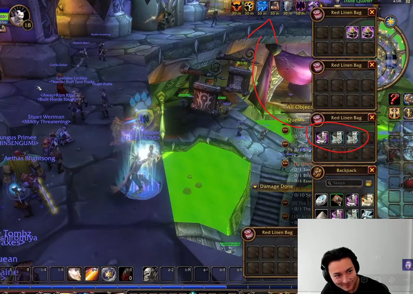 Capture de jeu montrant six buffs de parchemins de 30 minutes activés d'une seule touche, et trois piles de cinq parchemins rangées dans un sac en lin rouge