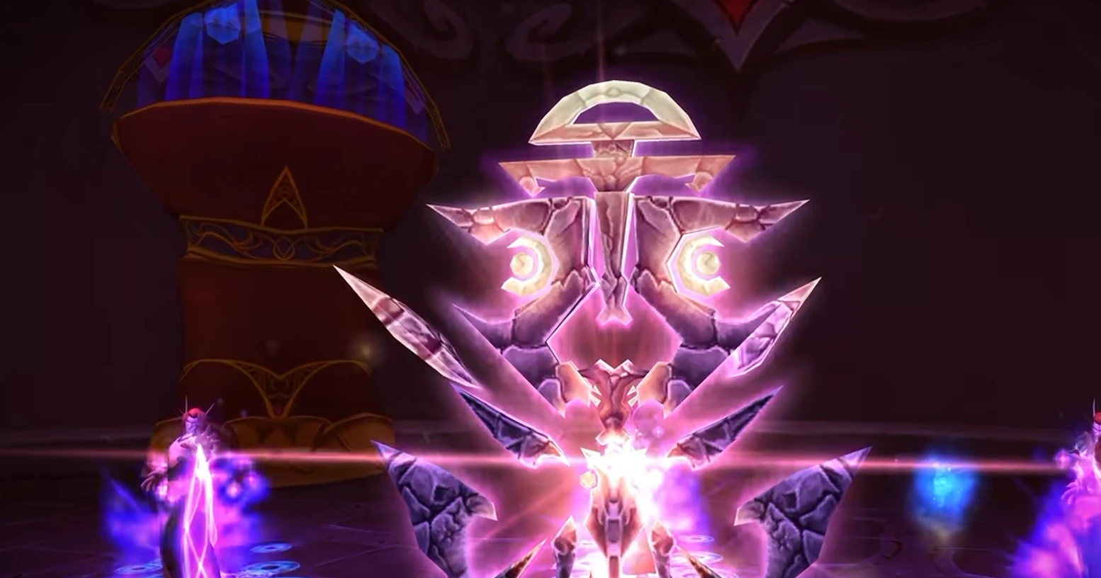 Grande structure de pierre et de cristal violet, de style elfique, en lévitation dans une salle sombre, entre deux personnages entourés d'effets magiques violets