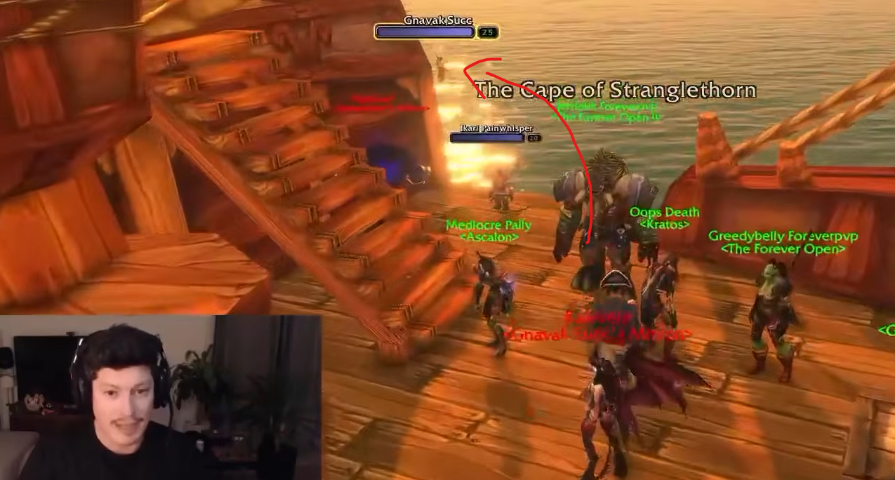 Pont d'un bateau amarré au Cap de Strangleronce dans WoW Forever, avec une flèche rouge qui part d'un joueur vers la mer, des joueurs aux noms rouges et verts autour et la webcam du streamer